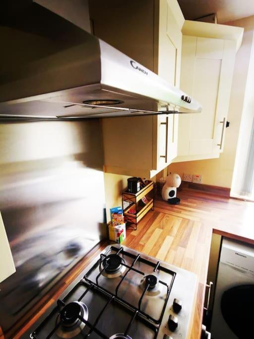 Entire 1 Bed Spacious Apartment, Private Balcony & Study Room Near City Whitehouse  Exteriör bild