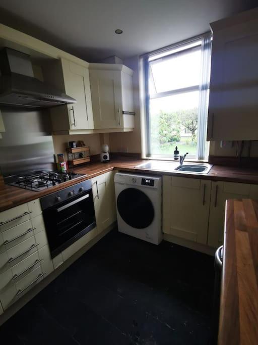 Entire 1 Bed Spacious Apartment, Private Balcony & Study Room Near City Whitehouse  Exteriör bild