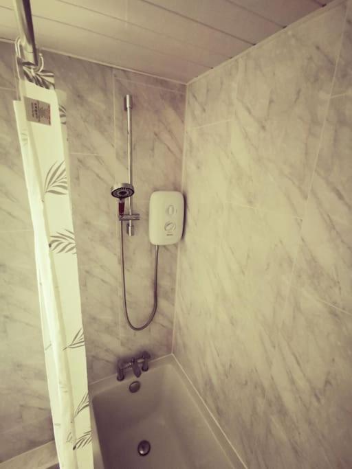 Entire 1 Bed Spacious Apartment, Private Balcony & Study Room Near City Whitehouse  Exteriör bild